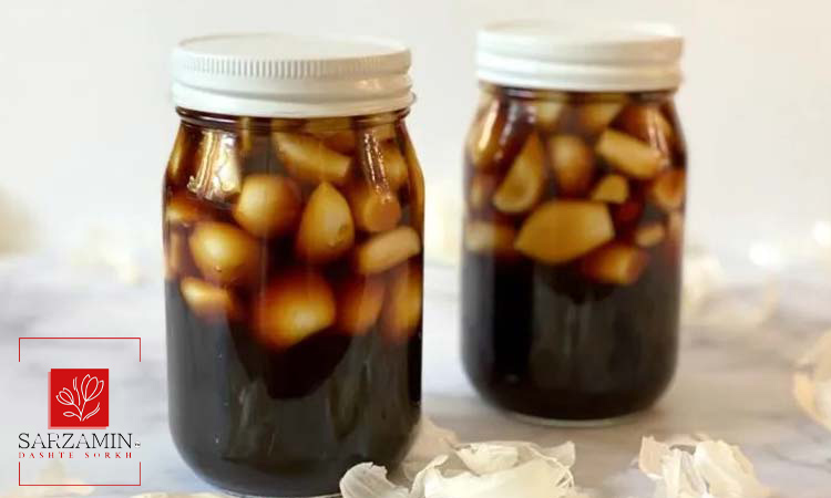 طرز تهیه ترشی موسیر با رب انار مرحله به مرحله